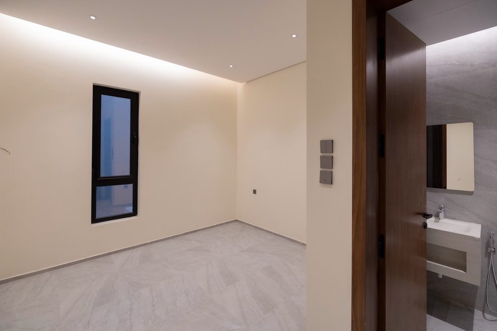 En-suite bathroom with a wall-hung basin