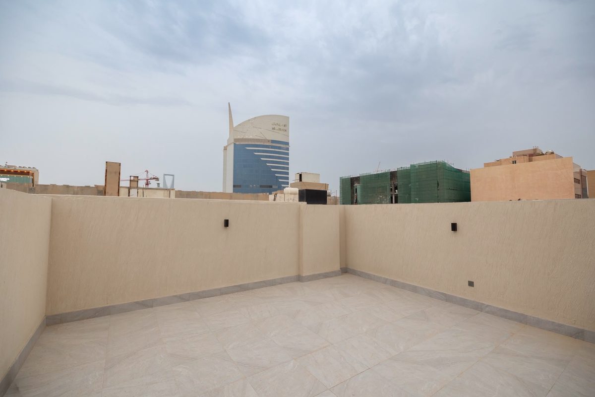سطح فيلا يطلّ على أبراج شمال الرياض